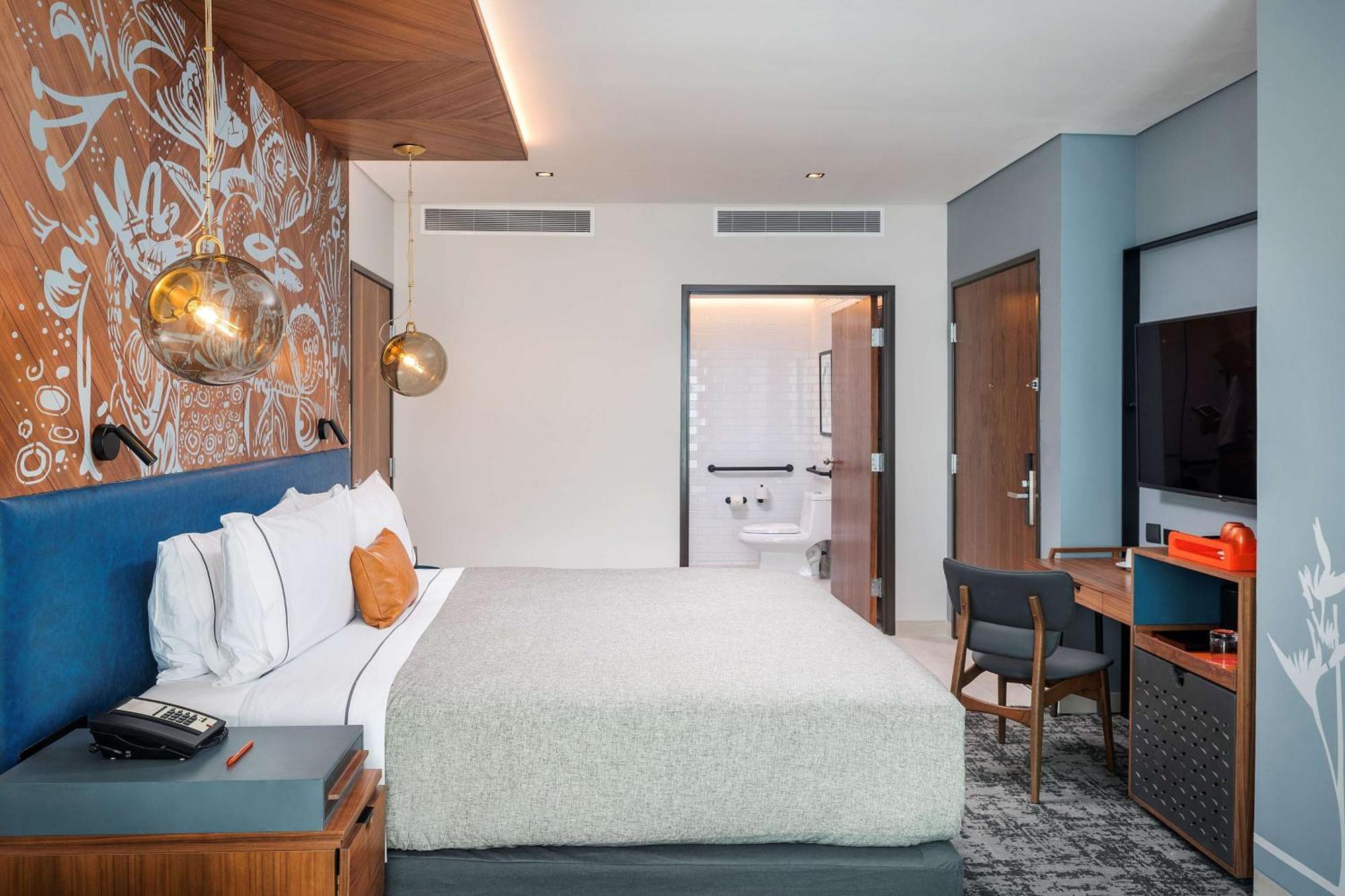 King Room Mobility Hearing Access or Non-Smoking